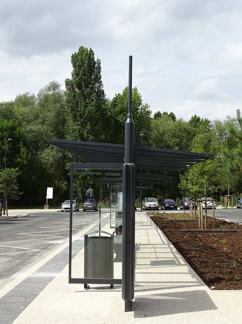 Abribus sur mesure à la gare Val de Reuil