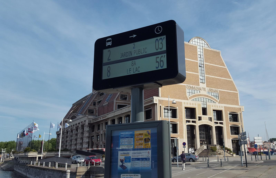 poteau d'arrêt de bus GAYANT avec une tête d'information dynamique BIV sur le réseau DK Bus de la CUD